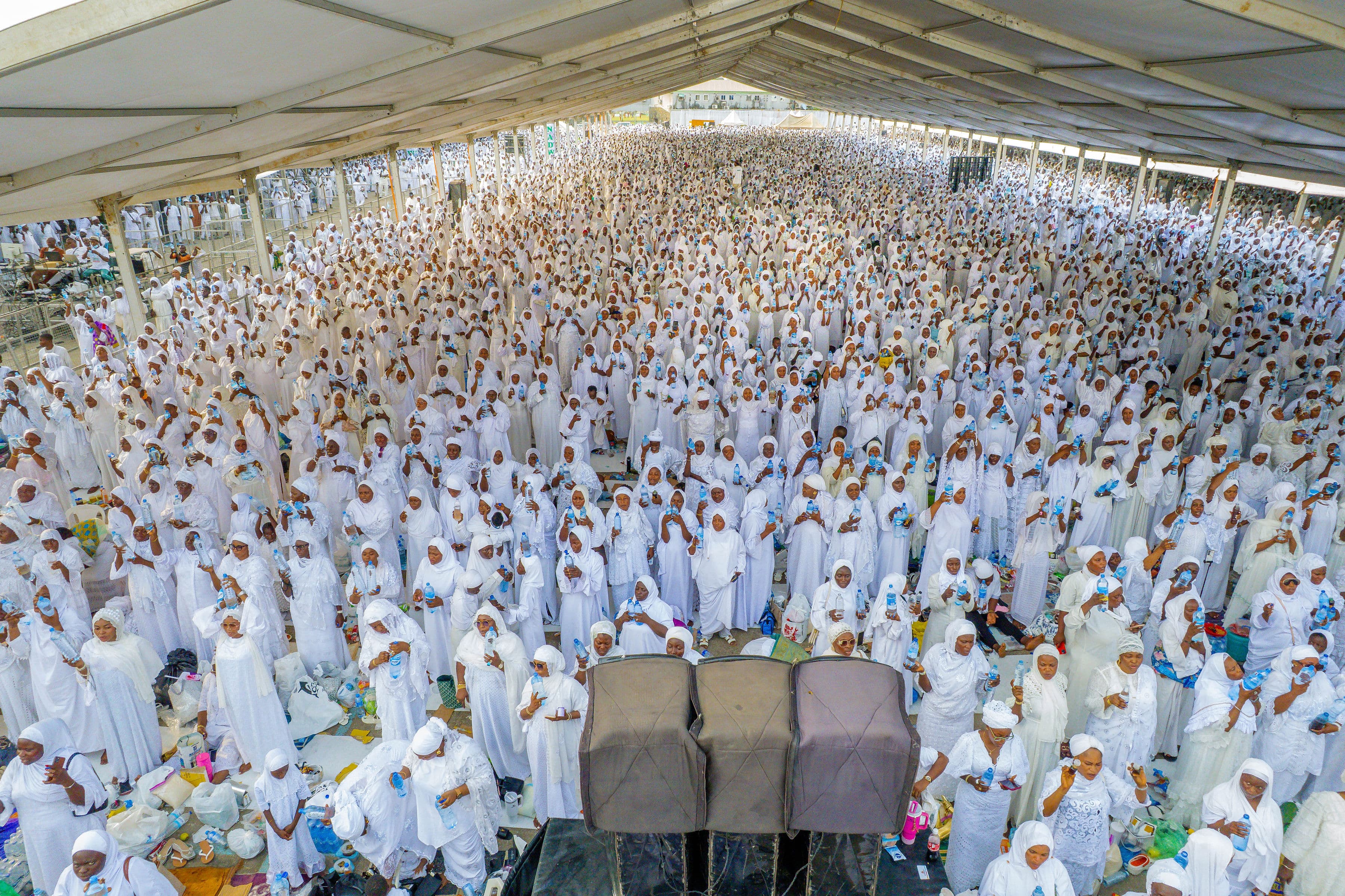 The sisters' canopy - thousands in white